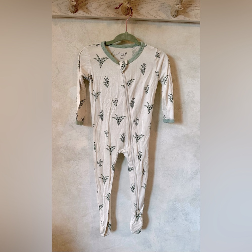 Kyte Baby eucalyptus print zippered footie size 6-12 months